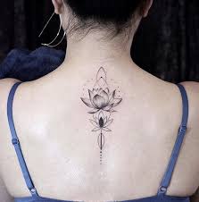 Maintenant que votre décision est prise et que vous avez choisi votre nuque pour vous faire tatouer, si vous n'avez pas encore fait votre choix définitif en ce qui concerne le motif à. Pin By Valerie On Tatouage In 2020 Neck Tattoos Women Tattoos For Women Flowers Mom Tattoos