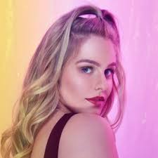 Lily Lewis (@iamlilylewis)