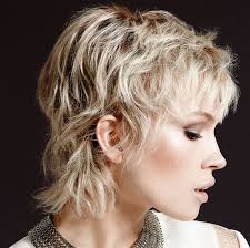 Scalati, sfilati, con ciuffo lungo, rasature e frangia, ecco i tagli capelli corti 2022 primavera estate di tendenza in 120 immagini e idee. Pin Em Screenshots