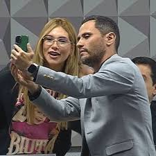 Cleitinho diz se arrepender de foto com Virginia na CPI: 'Não era momento'