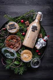 Habt ihr schon alle geschenke beisammen? 3 Raffinierte Rezepte Fur Geschenke Aus Der Kuche Schokolikor Gesalzenes Dulce De Leche Eingelegte Tomaten Trickytine
