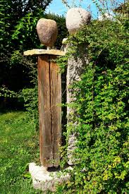 Da sieht eine holzstatue hinter einem busch hervor, dort ist ein kleiner betonfliegenpilz im steingarten versteckt, oder wer mutig genug ist. Kunst Im Garten Hammercraft Gartenkunst Skulpturen Garten Garten