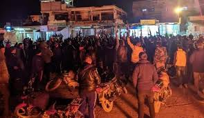 وخرجت أمس الخميس مظاهرات في مناطق متعددة من درعا، وأهمها مظاهرة المسجد العمري بدرعا البلد، والتي رفع فيها المتظاهرين علم الثورة على مئذنة المسجد، وهتفوا للشهداء، وحيوا سكان إدلب، وباقي المناطق السورية. Ù…Ø¸Ø§Ù‡Ø±Ø§Øª ÙÙŠ Ø¯Ø±Ø¹Ø§ Ø§Ù„Ø¨Ù„Ø¯ Ù„Ù„ØªØ¶Ø§Ù…Ù† Ù…Ø¹ Ø±ÙŠÙ Ø§Ù„Ù‚Ù†ÙŠØ·Ø±Ø© ÙÙŠØ¯ÙŠÙˆ