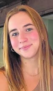 Elizabeth Kennett's Instagram, Twitter & Facebook