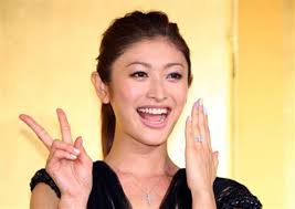 小栗旬さんのお相手は山田優さん。 おふたりはハワイ挙式をあげ、 ロマンチックなフォトに 全員うっとりされていました。 山田優さんと小栗旬さんは、 婚約指輪にハリーウィンストンを選ばれました。 センターストーンが2カラット、 å°æ —æ—¬ã®çµå©šæŒ‡è¼ªã®ãƒ–ãƒ©ãƒ³ãƒ‰ã¯ãƒ–ã‚·ãƒ¥ãƒ­ãƒ³ çµå©šã®æ±ºã‚æ‰‹ã¯ Love Peace