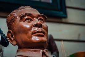 20 művész 8 hónapig melózott rajta, 80 centis, és 3,6 milliárd forintot ér. A Vilag Megvaltozott Korulottem Egy Kepzeletbeli Seta Mao Ce Tung Pekingjeben Korinna S World