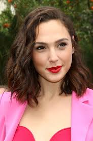 During a recent break in filming for wonder woman 1984, gal gadot lived up to her character's example while visiting a children's hospital in her full wonder woman costume. Gal Gadot Visits Children S Hospital As Wonder Woman Glitter Magazine