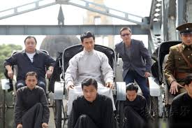 Bố già đỗ nguyệt sinh, một số tài liệu dịch là đỗ nguyệt thăng, mới từng là ông trùm thực sự của thế giới ngầm ở bến thượng hải, ảnh hưởng sâu sắc đến cả nền kinh tế của thành phố phồn hoa này. Hai Tháº¿ Há»‡ Báº¿n ThÆ°á»£ng Háº£i Há»™i Tá»¥