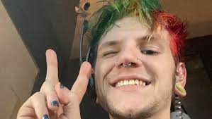 Smiles all around 😊☺️ #smile #rainbowhair #rainbows #lgbt #lgbtadult #gay  #gayadult #pridemonth