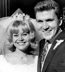 ♡ 𝓛𝓪𝓷𝓬𝓮 & 𝓒𝓱𝓮𝓻𝔂𝓵 ♡ •Sportsman and playboy, Lance Reventlow and  his second wife, Cheryl Holdridge, are photographed