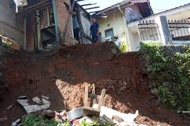 It is the capital of sumedang regency. Bencana Longsor Di Sumedang Rumah Caca Terbawa Gerusan Tanah Saat Istrinya Sedang Mencuci Piring Pikiran Rakyat Com