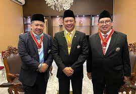 Mengenang masa kecil, begini momen fadli zon & fahri hamzah main ayunan bareng. Fadli Zon Dan Fahri Hamzah Terima Bintang Mahaputera Ini Komentarnya Dara Co Id