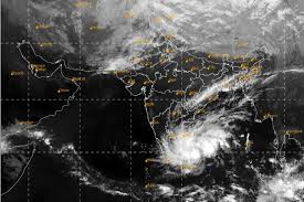 Cyclone ockhi, which has caused widespread damage in kerala's thiruvananthapuram and kollam cyclone ockhi has left 13 people dead in sri lanka and killed an equal number in india's kerala and. Cyclone Nivar Puducherry Govt Imposes Section 144 Trains Cancelled In Kerala Tn