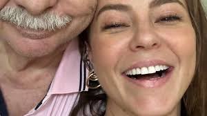 Em foto rara, pai de Paolla Oliveira tem semelhança apontada: 'Mesma cara'