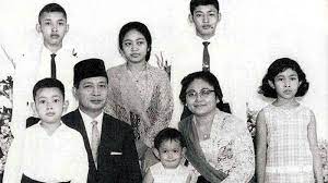 Bambang menggugat menteri keuangan sri mulyani, sedangkan perseteruan pertama keluarga cendana vs pemerintah, yakni di kasus bambang trihatmodjo. 5 Pabrik Uang Keluarga Cendana 32 Tahun Soeharto Berkuasa Dan Usaha Anaknya Di Berbagai Bidang Tribun Timur