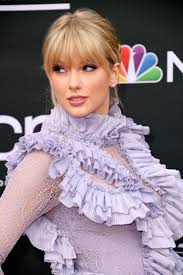 This year's grammy awards saw the singer don a gorgeous floral outfit. Taylor Swift Wore A Lilac Ruffle Dress On Billboard Music Awards 2019 Red Carpet