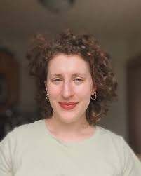 Alyssa • 25 • Moving in December Hi there, I am looking to move in December  when my lease is up. Open to finding someone to rent a place with or move