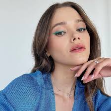 7 Eye-Popping 2022 Winter Makeup Trends