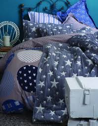 Yataş nevresim takımı yeni sezon ürünlerinde sıkça kullanılan ranforce kumaşlar %100 pamuğun rahatlığını sunuyor. Karaca Home Gatsby Indigo Mavi Ranforce Tek Kisilik Nevresim Takimi Karaca Home