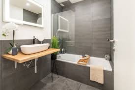 Graues Modernes Badezimmer In Munchner Wohnung Badezimmer Badezimmer Planen Badezimmer Fliesen Grau