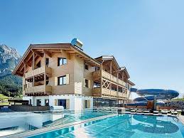 Unsere Pinzgauer Wasserfestspiele Verfugen Uber Den Leoganger Sport Outdoor Pool Und Vieles Mehr Fur Ihren Familienurlaub Urlaub Wellnessurlaub Familienurlaub