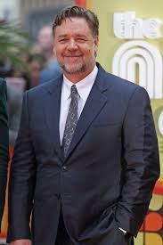 He made his fortune from the great tv films he's been appearing in, producing, and directing. Russell Crowe Starportrat News Bilder Gala De