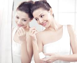 Kết quả hình ảnh cho hình ảnh cô gái có da mặt trước và sau khi xài kem đẹp