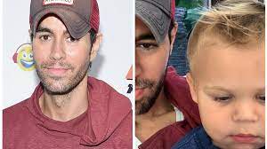 Enrique Iglesias bromea con el parecido que tiene con su hijo