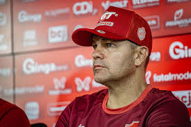 Umberto Louzer exalta evolução do Vila Nova e papel de João Vieira no time