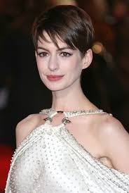 Actress anne hathaway proves that pixie cut hairstyle still makes her look elegant and stunning at the red carpet events. Anne Hathaway Hairstyles Short Long Haircuts On Anne Hathaway Fashion Gone Rogue