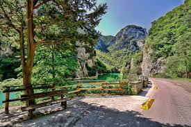 La gola del furlo, per decreto del ministero dell'ambiente del 6 febbraio 2001, fa parte della riserva naturale statale gola del furlo. La Gola Del Furlo L Affascinante Canyon Delle Marche Viaggi E Sorrisi