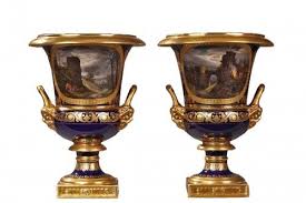 Manufacture De Darte Grande Paire De Vases Medicis En Porcelaine De Paris A Fond Bleu Decores De Scenes Animees De Personnag In 2020 Paris Porcelain Porcelain Paris