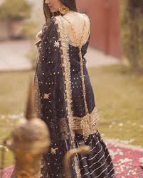 20 Chic Mehndi Dresses For Pakistani Brides Mehndi Guests In 2020 Dresses Pakistani Bride Traditional Dresses