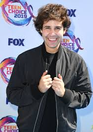 Follow me on instagram for a surprise! Why David Dobrik Walked The 2019 Teen Choice Awards Carpet Solo