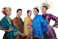 Hingga ke hari ini masih terdapat banyak kaum nyonya yang memakai kain sarung dan kebaya. Kebudayaan Bahasa Melayu