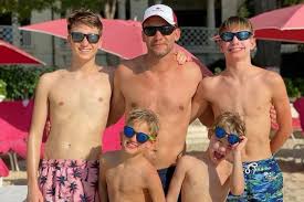 Андрій шевченко часто постить фото з дружиною і чотирма синами. Yak Andrij Shevchenko Vidpochivaye Z Sinami Na Barbadosi Foto Glavkom