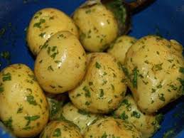 Mettete le patate in una pirofila grande e irroratele con dell'olio. Patate Novelle Al Burro E Menta Mangiare Bene