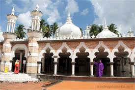 It is located at the confluence of the klang and gombak river and was designed by arthur benison hubback.masjid jamek was the main mosque of kuala lumpur untill the national mosque was built in 1965 near the. Moschee Masjid Jamek In Kuala Lumpur Beschreibung Offnungszeiten Eintritt Anfahrt