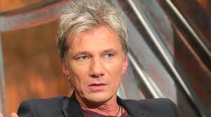 Einstein fura ember volt, de megdöbbentően fontos idézetei is megmaradtak:  "A világ egy veszélyes hely, nem azok miatt, akik gonoszságokat követnek  el, hanem azok miatt, akik ezt tétlenül nézik." Ezen a linken