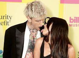Machine gun kelly also made quite a statement with his look (and black. Megan Fox And Machine Gun Kelly S Pda At The Bbmas Is Indescribable E Online Deutschland