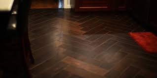 Vi elsket absolutt disse skapene laget av gjenvunnet treningsgulv, og her er en annen ta på seg det. You Ve Never Seen Crazy Wood Floors Like These