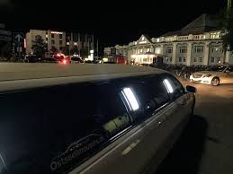 Hauptbahnhof Rostock Nachts Mit Dem Limousinenservice Von Ostseelimousine Limousinenservice Limousine Stretchlimousine