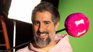 Marcos Mion agita a web ao resgatar vídeo da estreia como apresentador