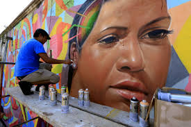 Un artista trabaja en un grafiti que hace parte del primer Festival  Internacional de Arte Urbano de Colombia, en el barrio Getsemaní de  Cartagena (Colombia).