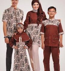 Selain terlihat kompak, memakai baju kembaran dengan orang terkasih juga bisa membuat hubungan semakin erat lho. Serasi Dan Kompak Dengan 10 Model Baju Couple Lebaran Terkini