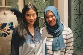 Vano merasa iba dan membantu melepaskan tiara bahkan juga mengajarkan tiara beradaptasi dengan kebiasaan manusia. Fe9tvgz0n7ulvm