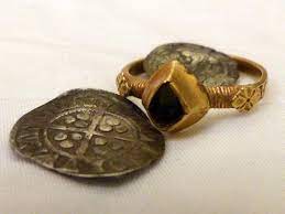 The use of electromagnetic fields to detect the presence of it is the best gold nugget metal detector you can use easily. Best Beginner Metal Detector 3 Fantastic Beginner Metal Detectors Gold Rings Medieval Jewelry Vintage Gold Rings