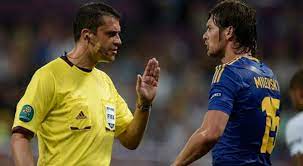 Gambar wasit buat setiker / fungsi utama kartu kuning di. Wasit Yang Pimpin Laga Barca Vs Milan Pernah Bikin Kontroversi Okezone Bola