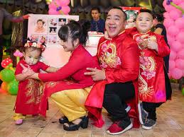 Hiếu hiền cho biết cha luôn là người luôn bên cạnh và truyền cảm hứng cả về nghệ thuật lẫn cuộc hiếu hiền cho hay, anh luôn dành thời gian bên cạnh và chăm sóc cha từ sau khi mẹ qua đời 2 năm. Gia Ä'inh Hiáº¿u Hiá»n Máº·c Ao Dai Ä'á» Má»«ng Thoi Noi Con Gai