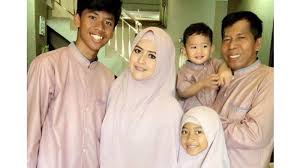 Dibesarkan di sebuah keluarga campuran inggris dan pakistan, zayn malik mempunyai kakak dan adik yang cantik. Ary Malik Dan Keluarga
